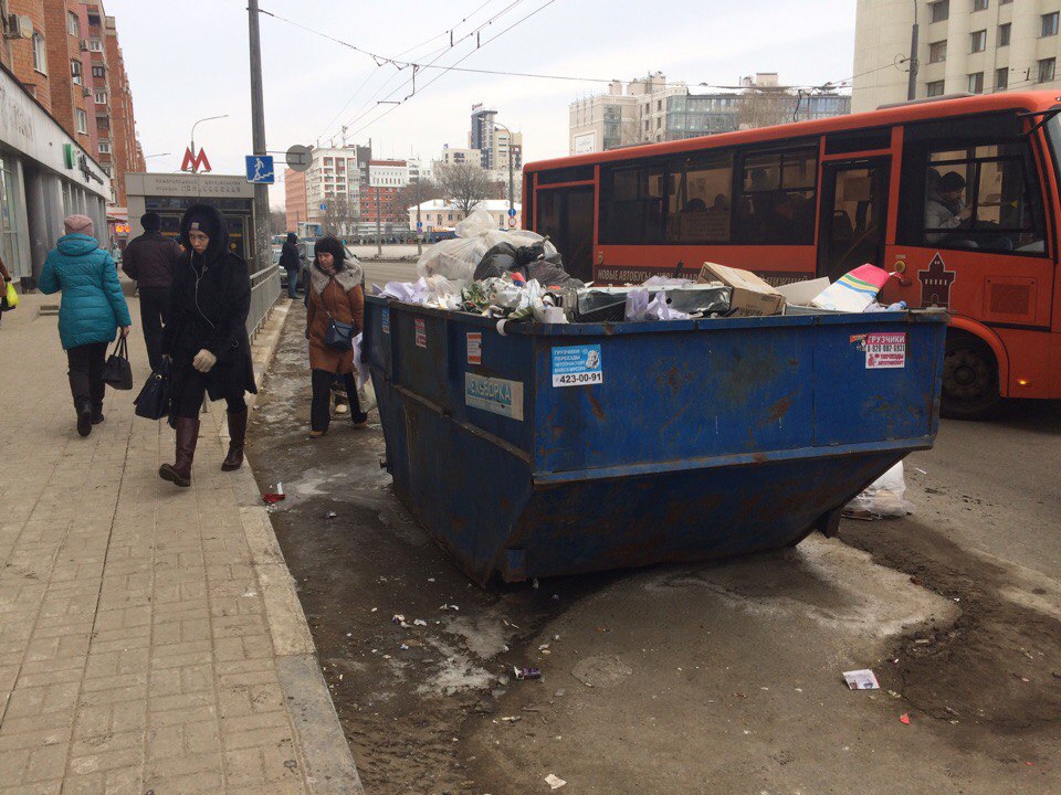 Мусорный контейнер несколько дней простоял перед входом в метро на Горького (ФОТО)