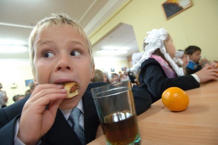 Роспотребнадзор запретит детям приносить еду в школу