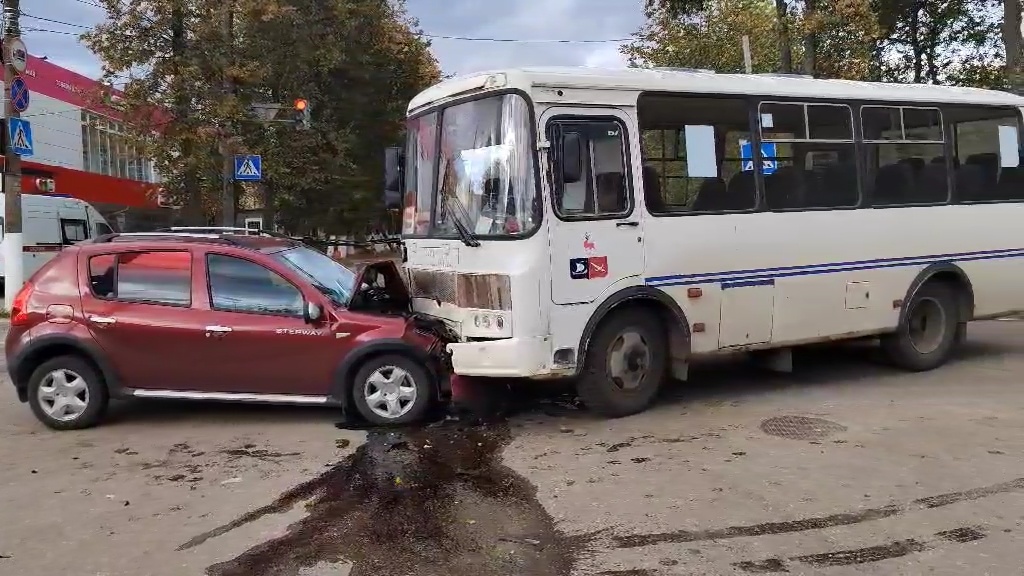 Водитель иномарки пострадала в Чкаловске от столкновения с автобусом - фото 1
