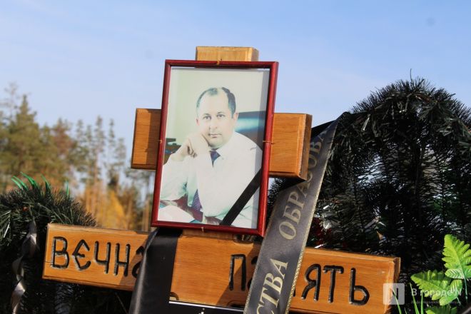 Огромные памятники и скромные кресты: показываем, как выглядят могилы известных нижегородских политиков - фото 32