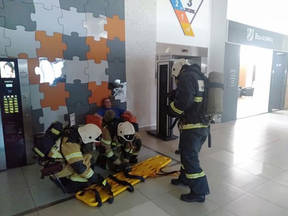 Пожар без огня потушили сотрудники МЧС в торговом центре Нижнего Новгорода - фото 6