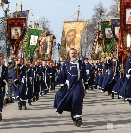 Фоторепортаж: как прошел пасхальный крестный ход в Нижнем Новгороде - фото 4