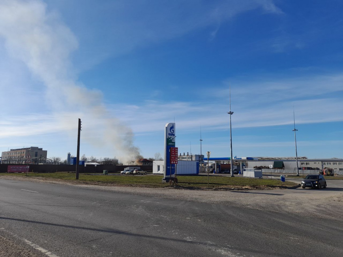Крупный пожар вспыхнул в промзоне Дзержинска - фото 1