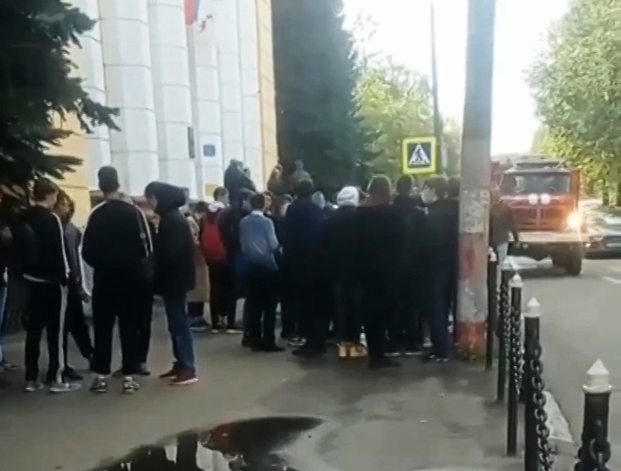 900 человек эвакуировались из Нижегородского политехнического колледжа - фото 1