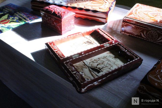 Танк-мангал и деревянные иконы: фоторепортаж с новой выставки от заключенных в Нижнем Новгороде - фото 112