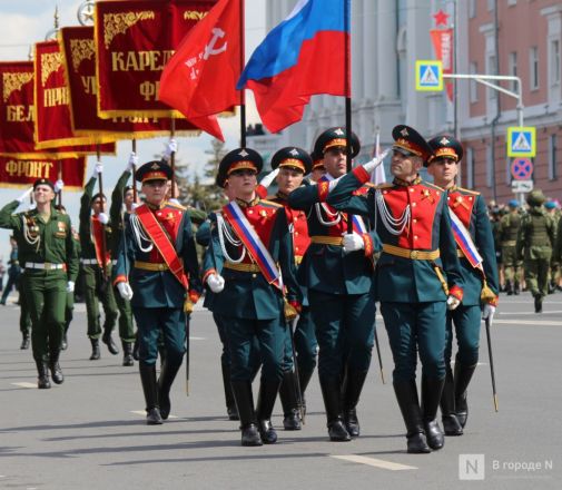 Фоторепортаж: парад в честь 80-й годовщины Победы прошел в Нижнем Новгороде - фото 124