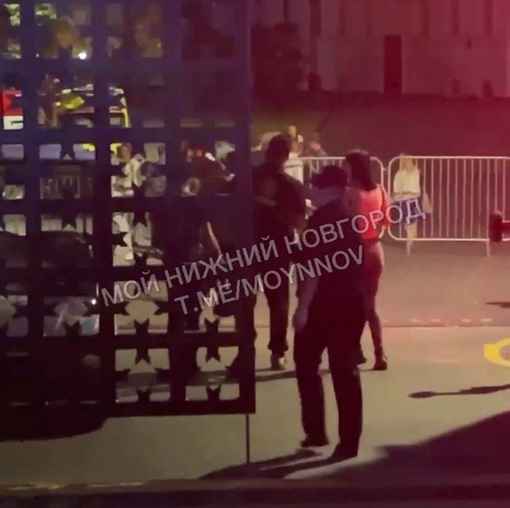 Девушка упала в обморок в толкучке на площади Минина в День города  - фото 1