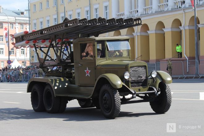 Фоторепортаж: парад в честь 80-й годовщины Победы прошел в Нижнем Новгороде - фото 95