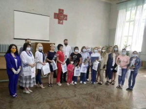 Сто сертификатов на бесплатное посещение салонов красоты подарили кстовским врачам