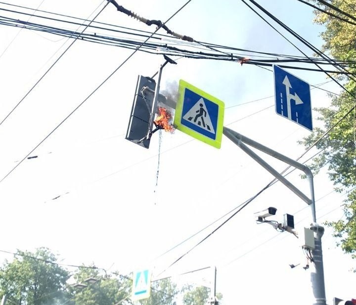 Светофор загорелся на пересечении улиц Белинского и Ванеева в Нижнем Новгороде - фото 1