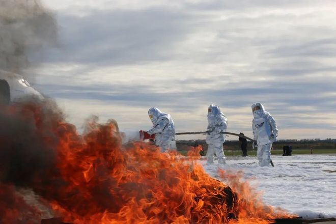 Сотрудники МЧС потушили условное возгорание самолета в нижегородском аэропорту - фото 3
