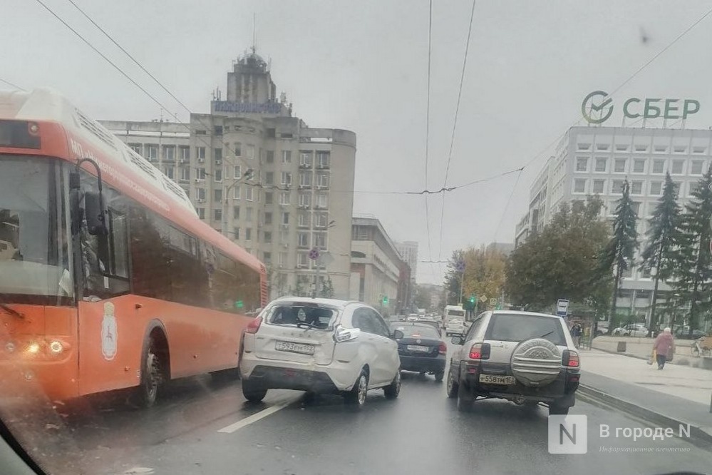 Авария с автобусом произошла на улице Варварской - фото 1