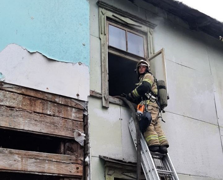 Расселенный дом горит в Сормовском районе Нижнего Новгорода - фото 1