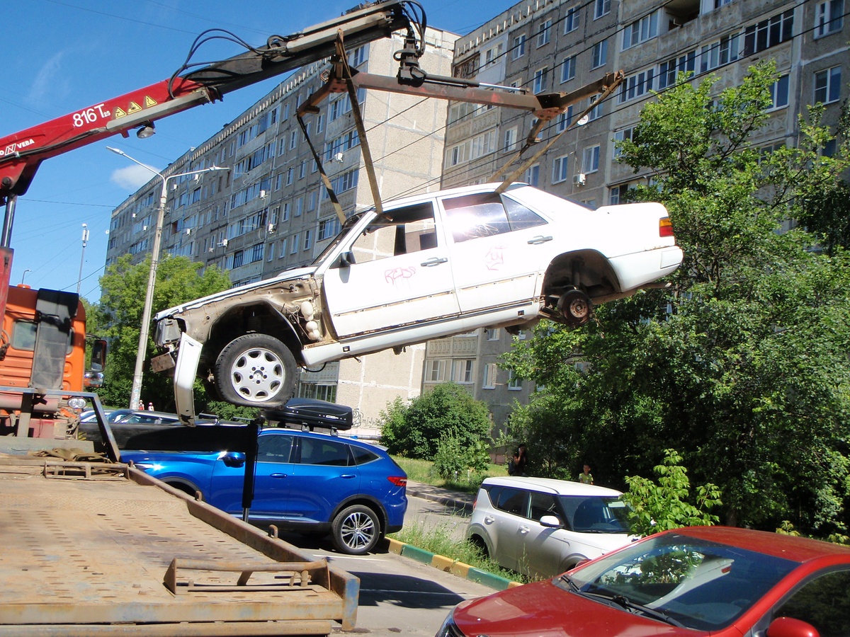 Брошенные автомобили без номеров эвакуируют с улиц Сормовского района - фото 1