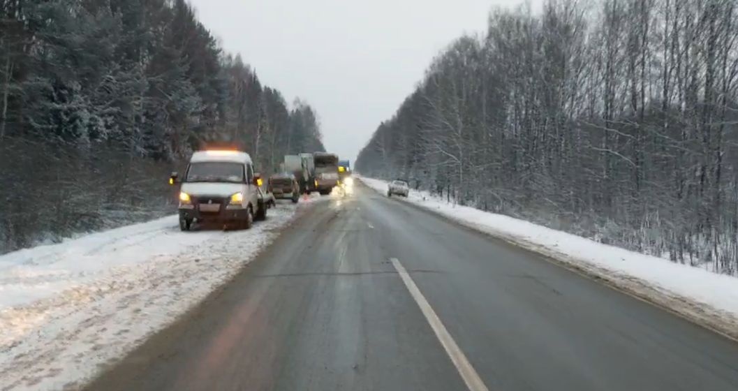 Мусоровоз протаранил эвакуатор и сбил пешехода в Семеновском округе - фото 1