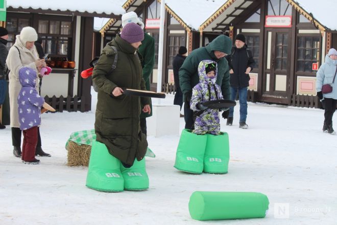 С блинами и в сугробах: как прошла Масленица в Нижнем Новгороде — фоторепортаж - фото 60