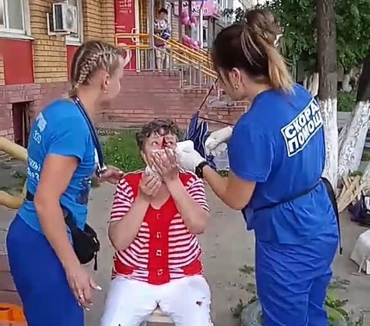 Упавший в Автозаводском районе тент сломал нос нижегородке - фото 1
