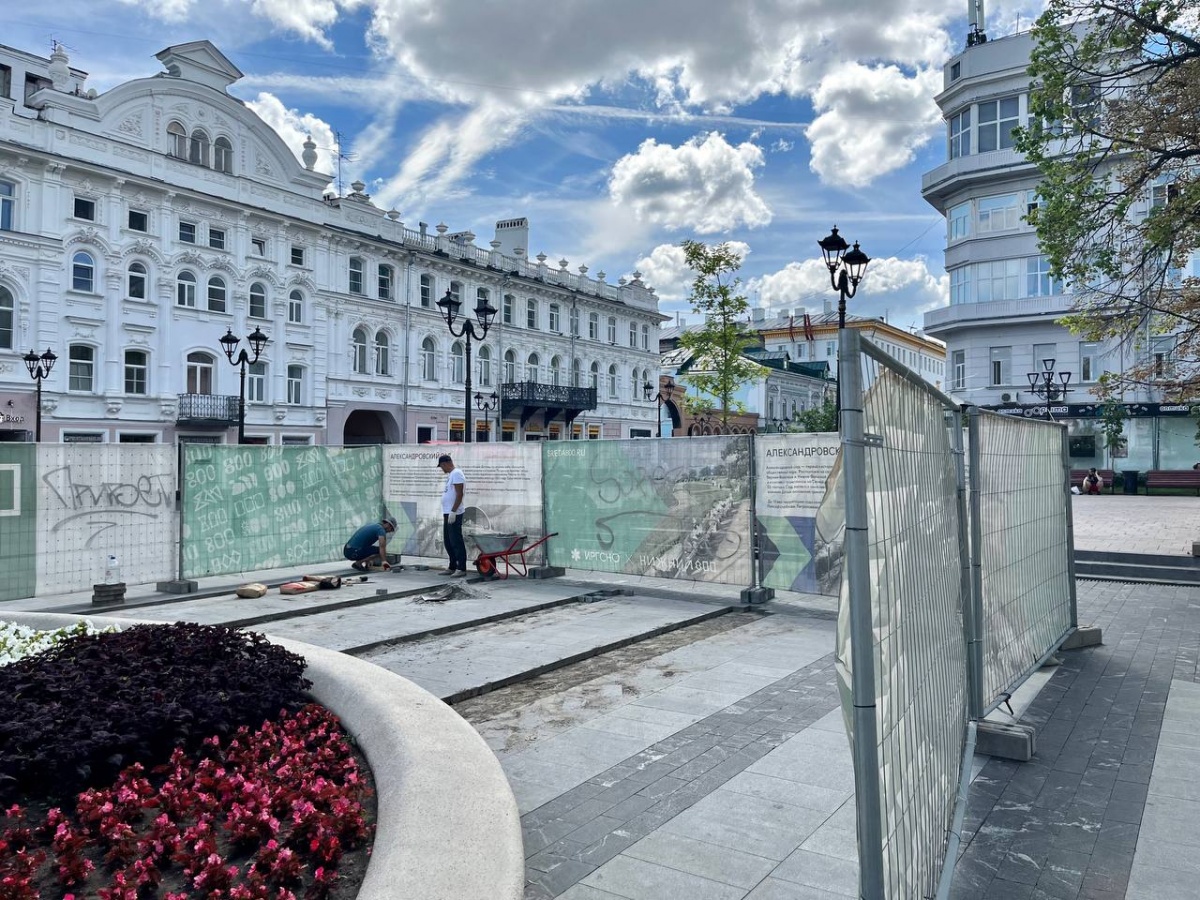 Тактильную плитку начали укладывать на Театральной площади в Нижнем Новгороде - фото 1