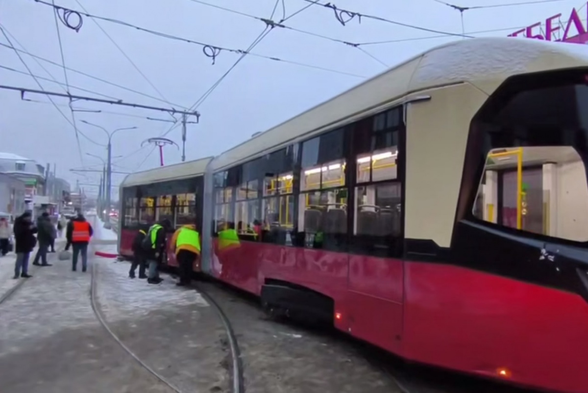 Трехсекционный трамвай сошел с рельсов в Нижнем Новгороде в день запуска - фото 1