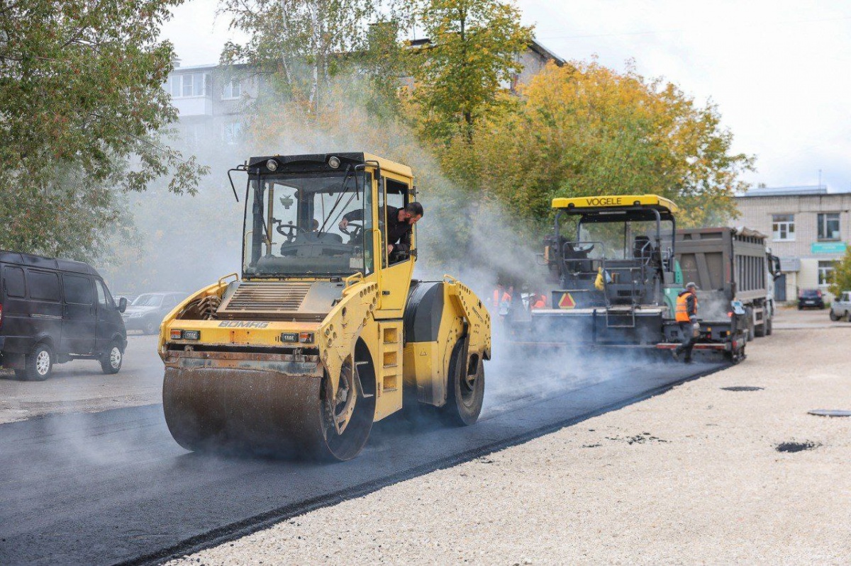 Дворы на двух улицах и бульваре продолжают благоустраивать в Дзержинске - фото 1