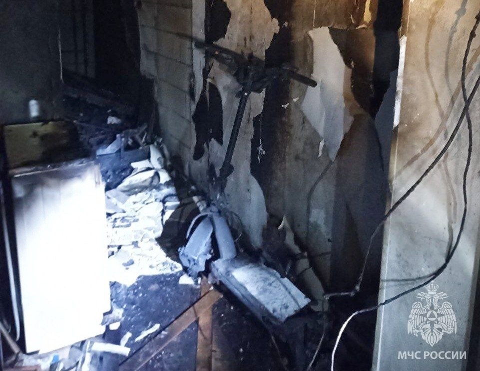МЧС сообщило подробности пожара в Ждановском из-за неисправного самоката - фото 1