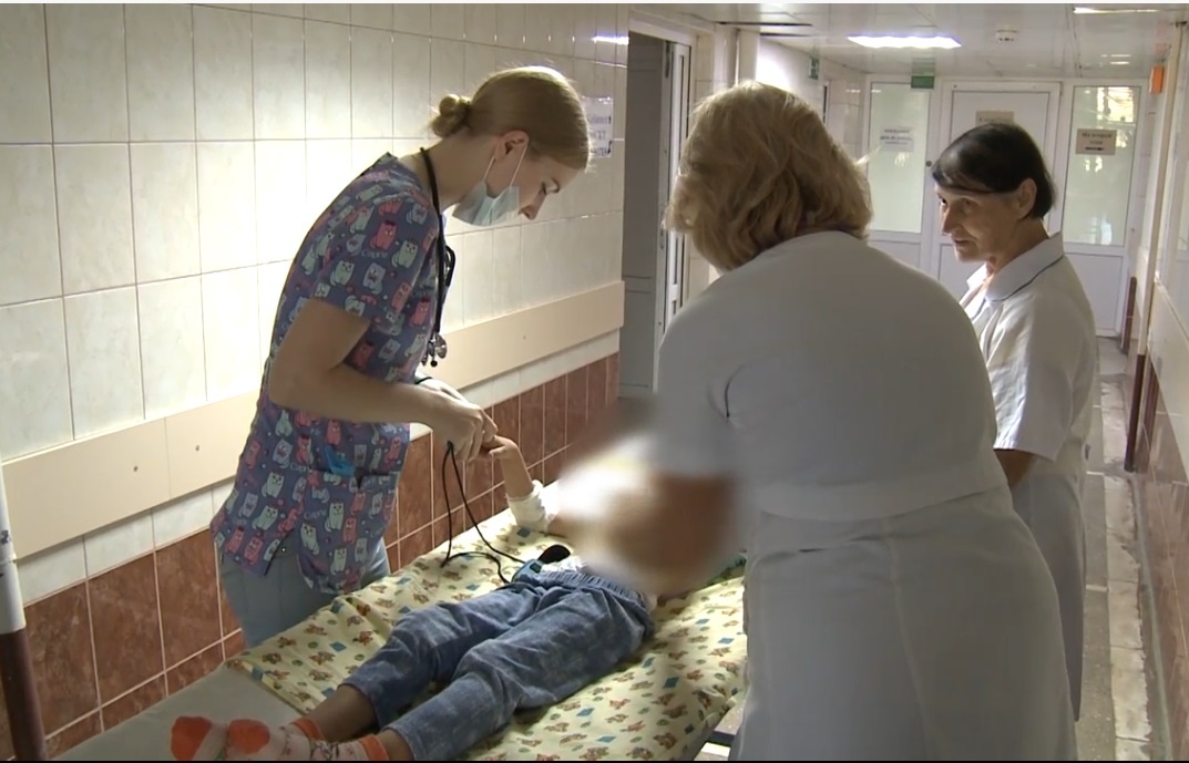 Врачи сообщили о состоянии девочки, выпавшей в окно в Автозаводском районе