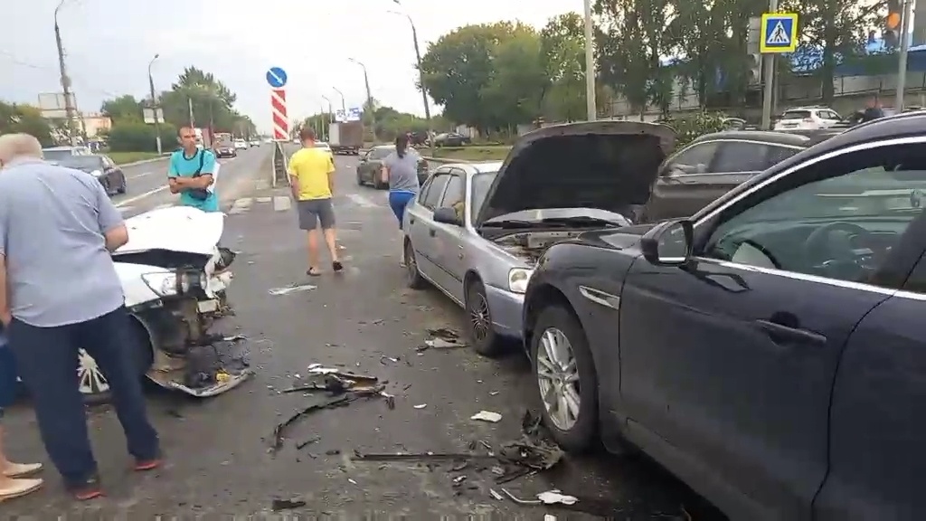 Женщина-водитель и мужчина-пассажир пострадали в столкновении трех иномарок в Приокском районе - фото 1