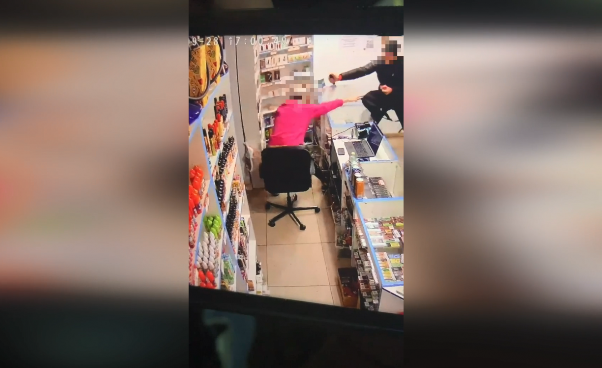 Нижегородец украл электронную сигарету, напав на продавца с перцовым баллончиком - фото 1