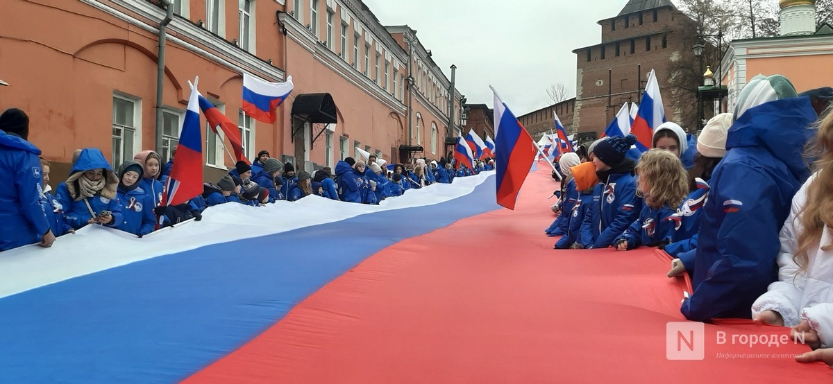 100-метровый флаг России растянули на Ивановском спуске в Нижнем Новгороде - фото 1
