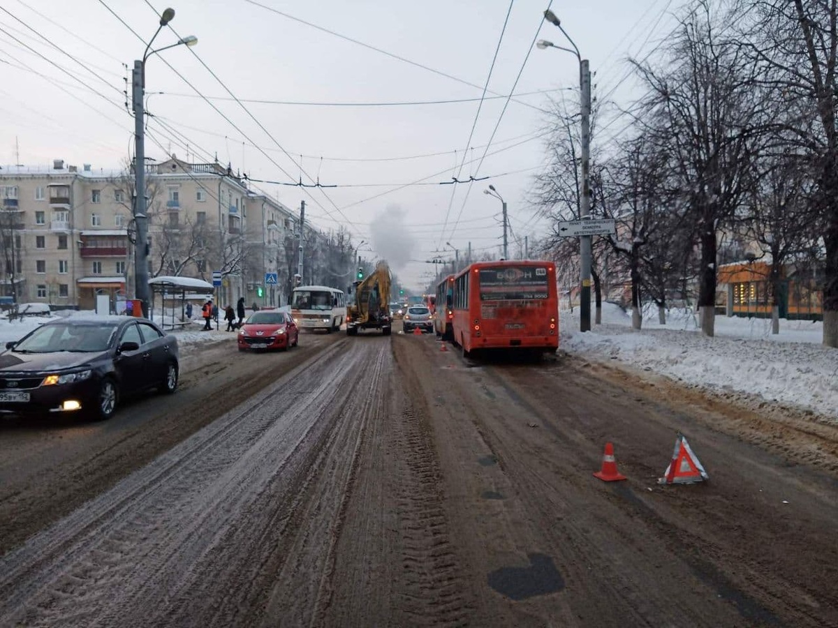 Два автобуса с пассажирами столкнулись в Автозаводском районе - фото 1