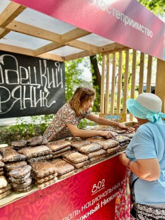 Ярмарка национальных культур проходит в Нижнем Новгороде в День города - фото 3
