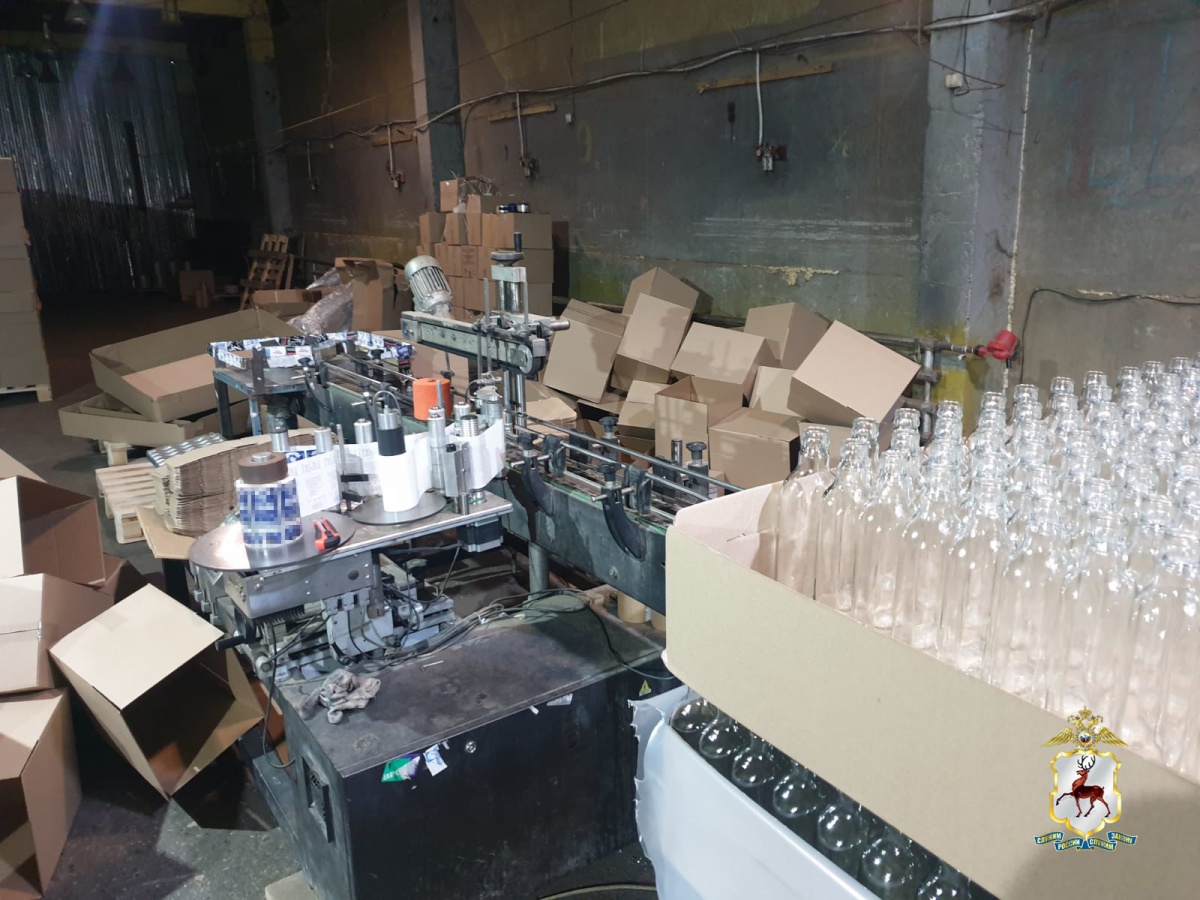 Свыше 8 тысяч бутылок незаконного алкоголя изъяли в Дзержинске и Володарске - фото 1