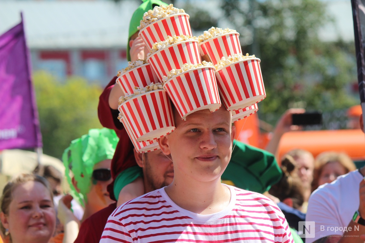Попкорн и шаурма вышли на костюмированный парад фестиваля Ивлева в Нижнем Новгороде - фото 1