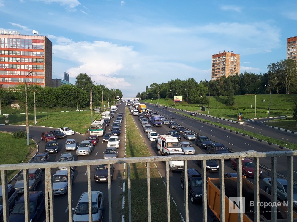 На километры растянулись пробки на подъездах к Нижнему Новгороде - фото 1