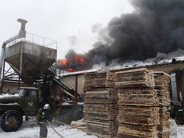Крыша административного здания горит в Семенове - фото 3