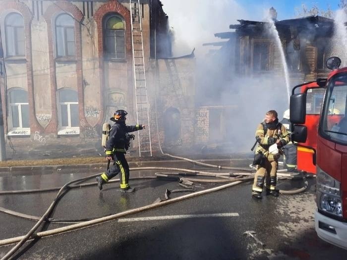 Прокуратура начала проверку после пожара в нежилом доме в центре Нижнего Новгорода - фото 1