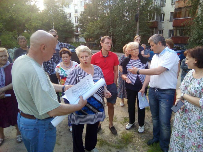 Чиновники пообещали решить проблемы благоустройства двора на Ильинской - фото 2