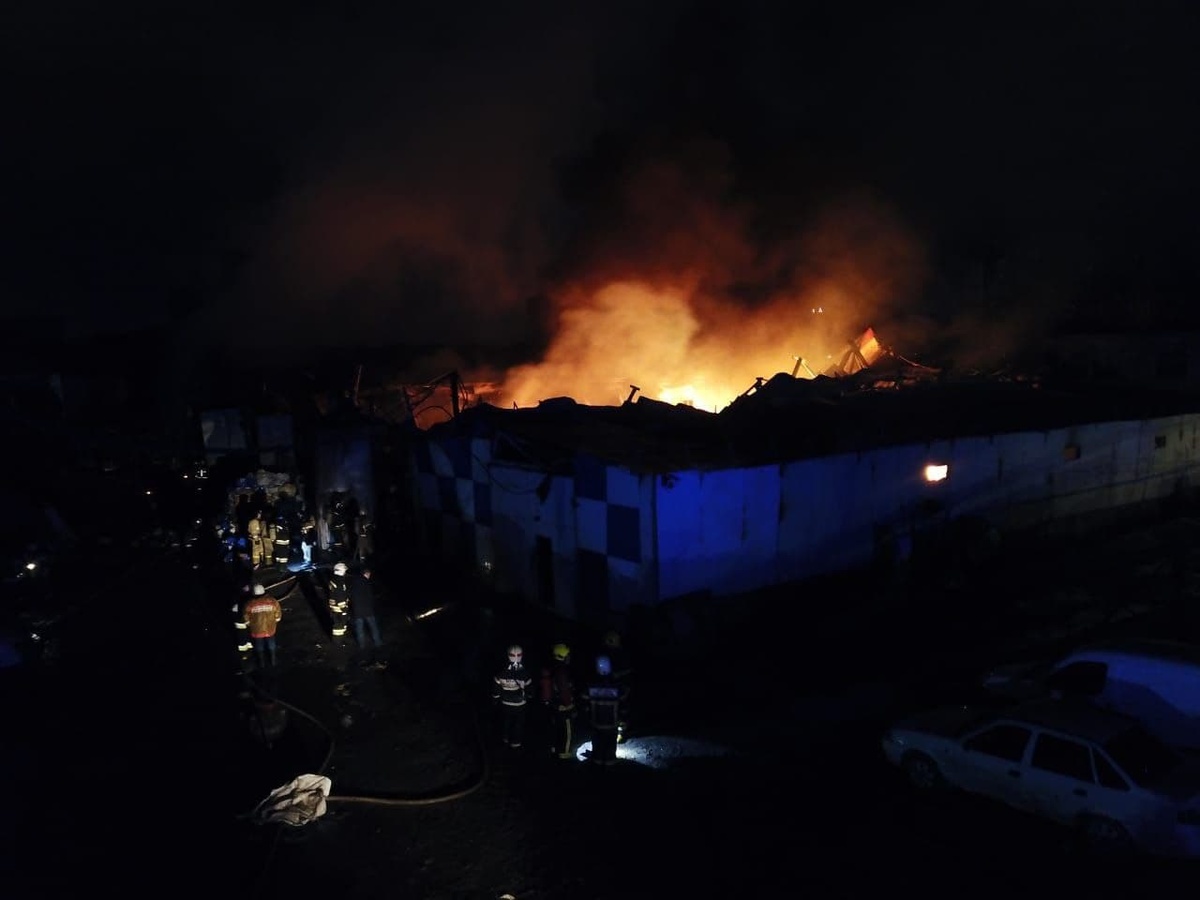 Ангары с макулатурой загорелись в Автозаводском районе