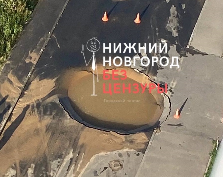 Дыра в асфальте образовалась в микрорайоне Новая Кузнечиха в Нижнем Новгороде - фото 1