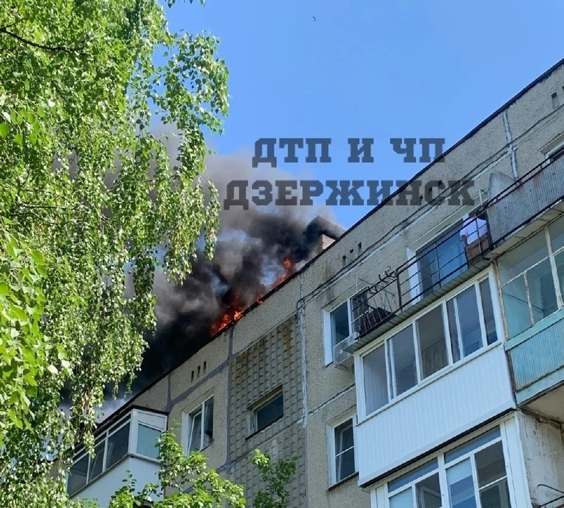 Крыша дома загорелась в Дзержинске во время ремонта - фото 1