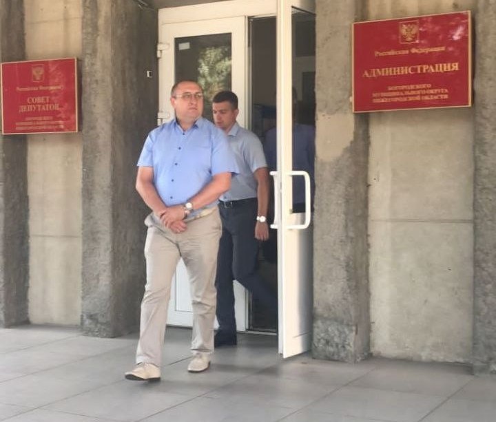 Главу Богородского района Александра Сочнева вывели в наручниках из здания администрации - фото 1
