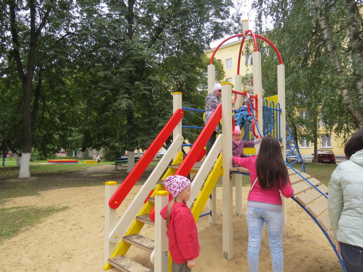 Детские площадки с разными видами качелей открылись на Автозаводе - фото 2
