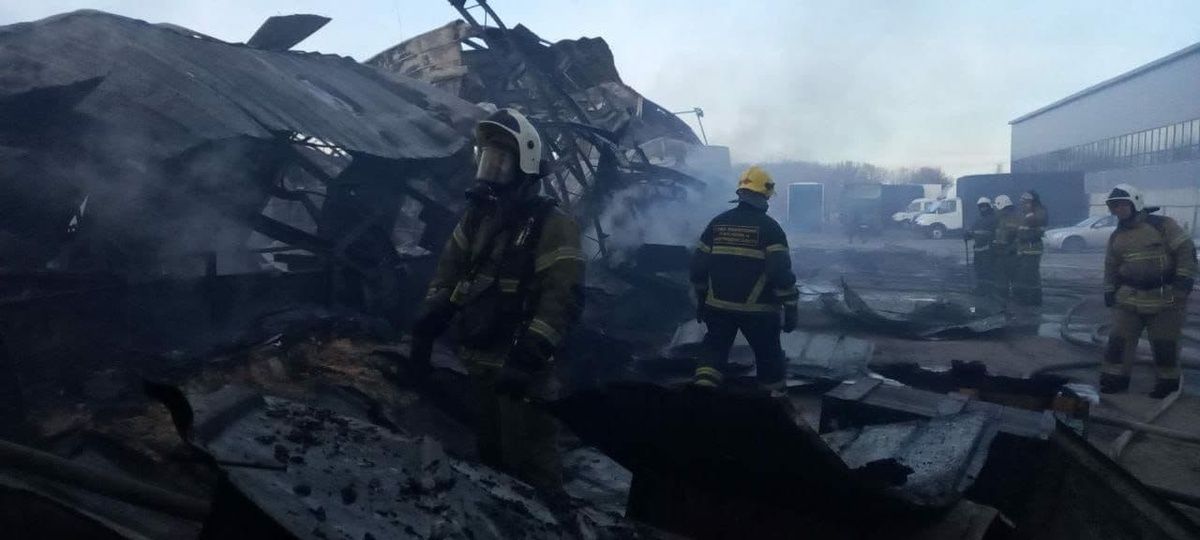 Склад площадью в 1400 квадратных метров загорелся в Автозаводском районе