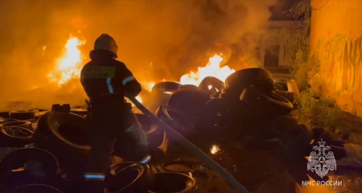 Нелегальная свалка шин загорелась в Канавинском районе  - фото 1
