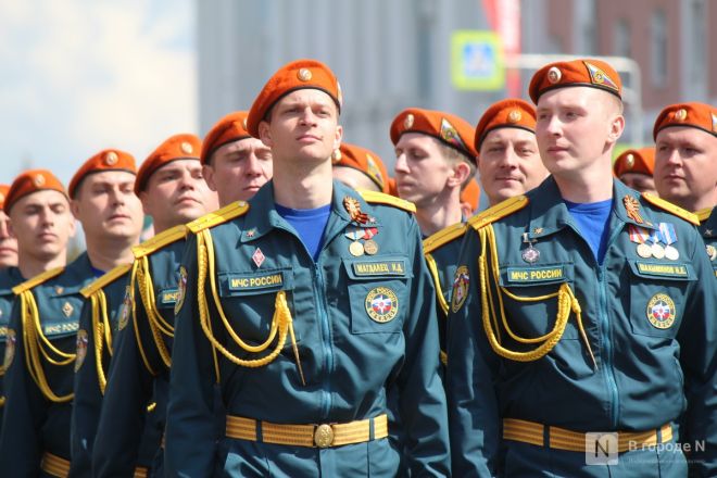 Фоторепортаж: парад в честь 80-й годовщины Победы прошел в Нижнем Новгороде - фото 112