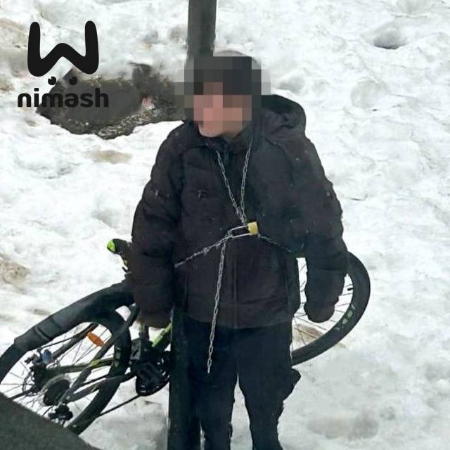 Нижегородский пятиклассник приковал себя к столбу около школы ради конфет - фото 1