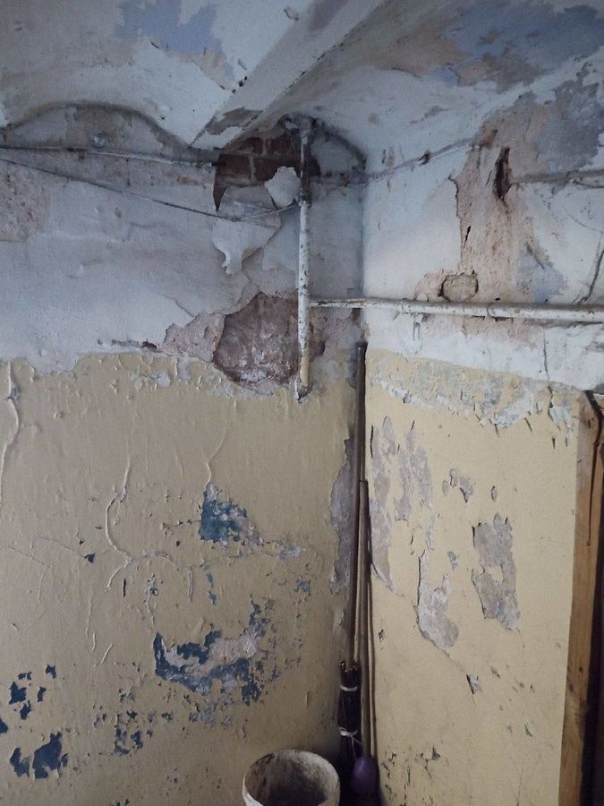 Потолок может обвалиться в одном из жилых домов в центре Нижнего Новгорода