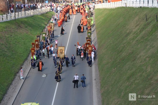 Фоторепортаж: как прошел пасхальный крестный ход в Нижнем Новгороде - фото 61