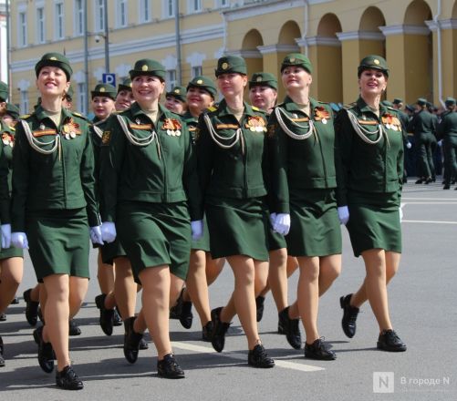 Фоторепортаж: парад в честь 80-й годовщины Победы прошел в Нижнем Новгороде - фото 25