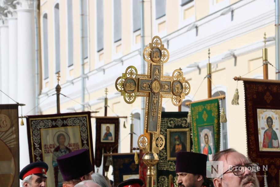 Шли Крестным ходом и ели гигантский кулич: как прошла Пасха в Нижнем Новгороде — фоторепортаж - фото 2